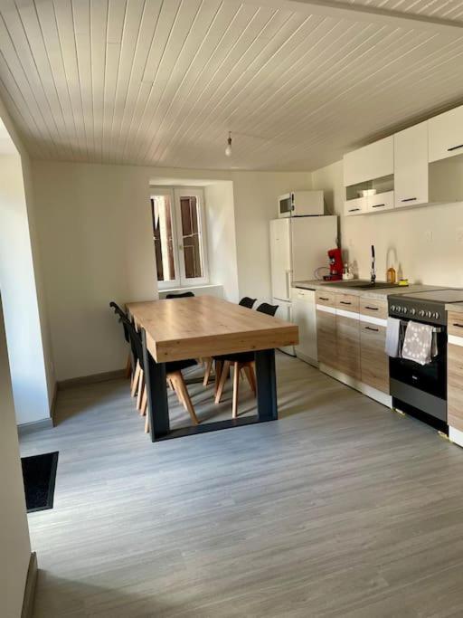 Agreable Maison De Village Avec Balcon Roiffieux Exterior photo